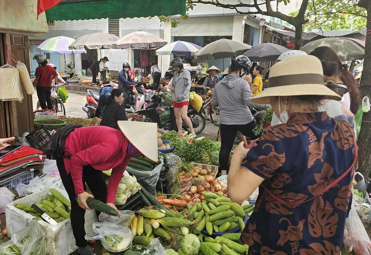 Rau xanh ở các chợ tại Quảng Ninh cũng được người dân mua nhiều hơn ngày thường. Ảnh: Đoàn Hưng