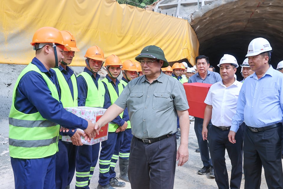 Thủ tướng tặng quà cho cán bộ, người lao động trên công trường dự án cao tốc Đồng Đăng - Trà Lĩnh. Ảnh: VGP/Nhật Bắc