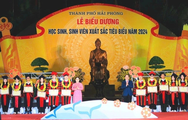 Hải Phòng trao thưởng cho 139 học sinh, sinh viên xuất sắc - Ảnh 1.