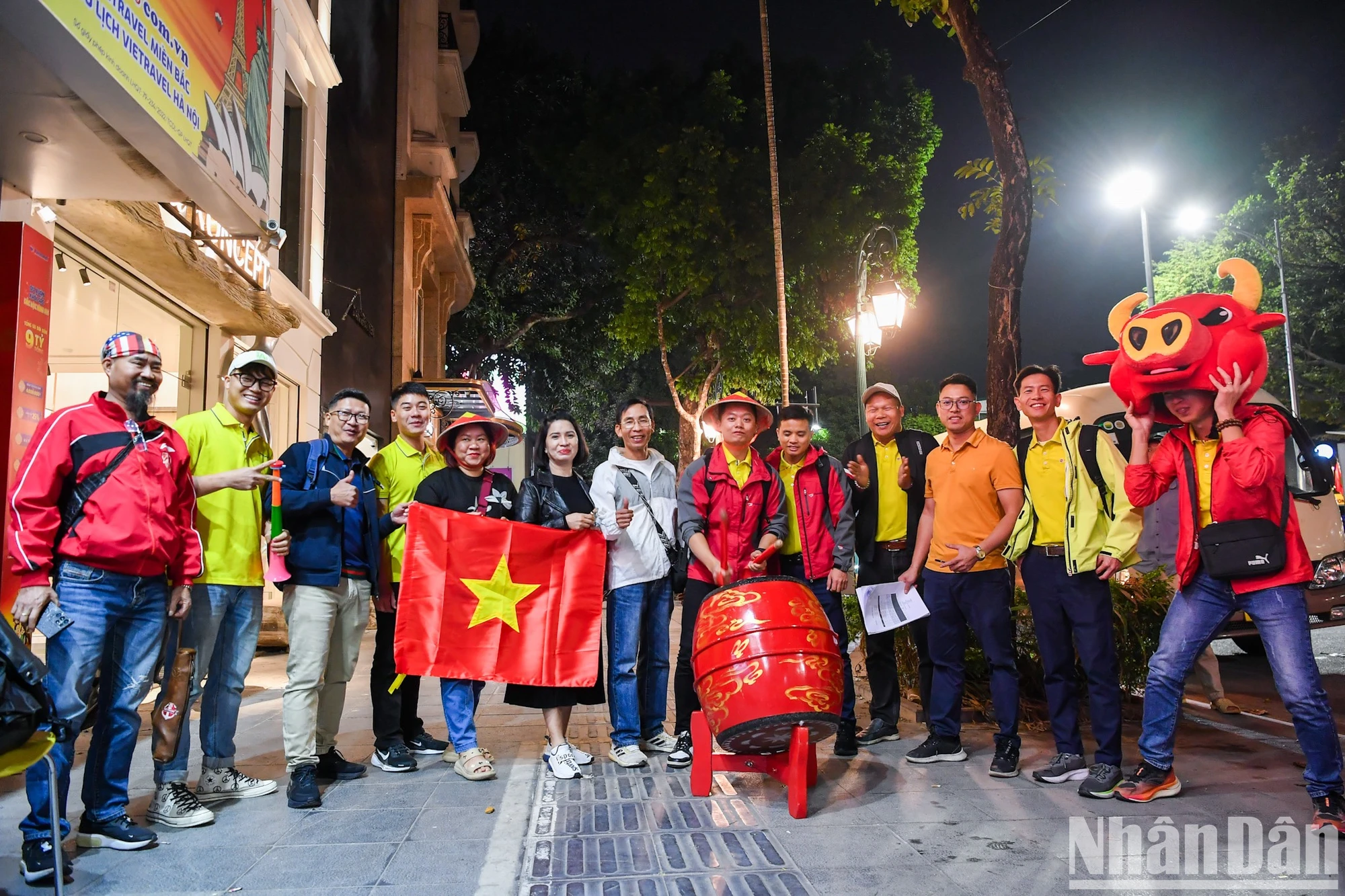 [Ảnh] Cổ động viên Việt Nam lên đường "tiếp lửa" cho đội tuyển quốc gia ảnh 1