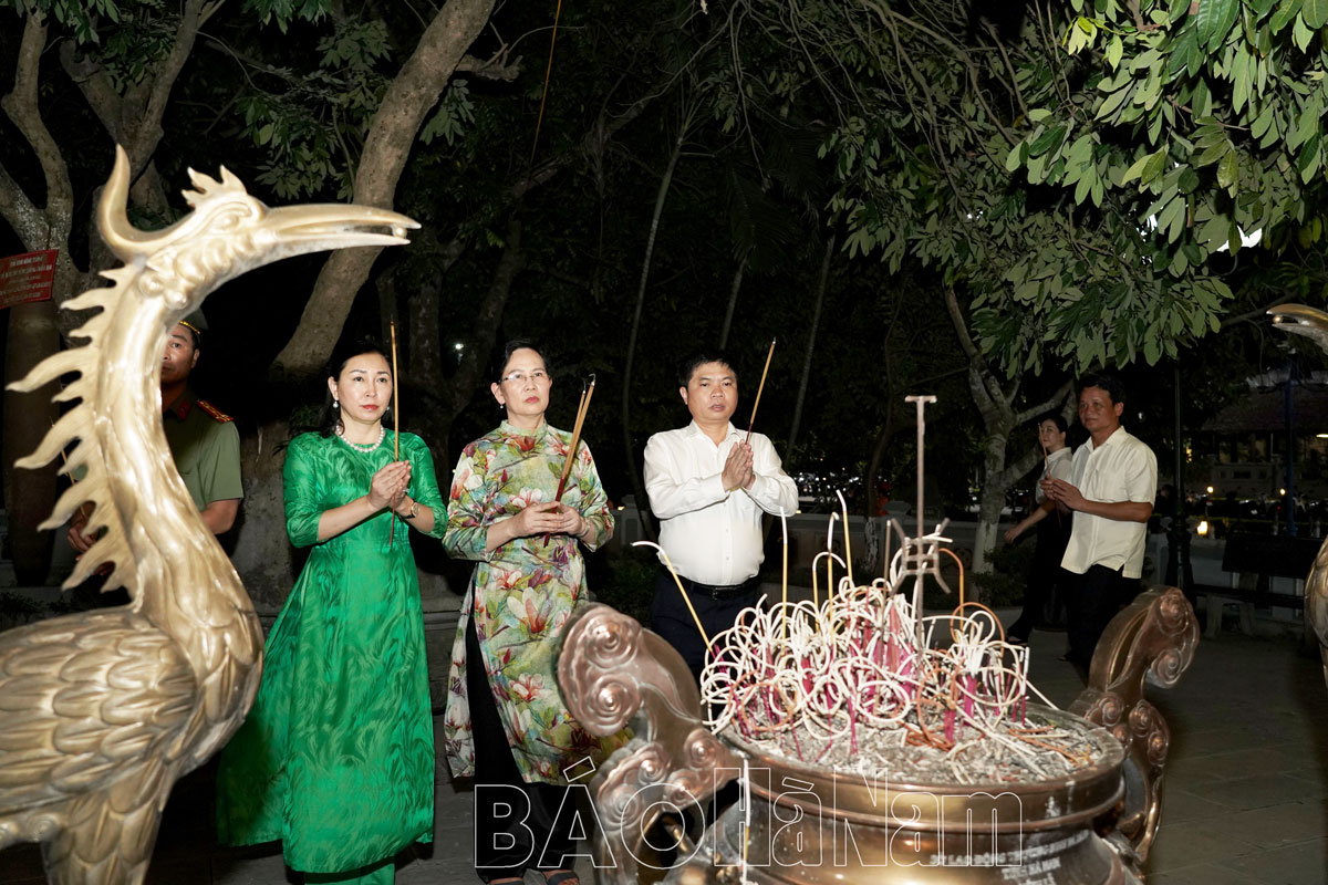 Los líderes provinciales ofrecen incienso y colocan coronas de flores para conmemorar al presidente Ho Chi Minh y a los heroicos mártires con motivo del 76º aniversario del Día de los Inválidos de Guerra y los Mártires.