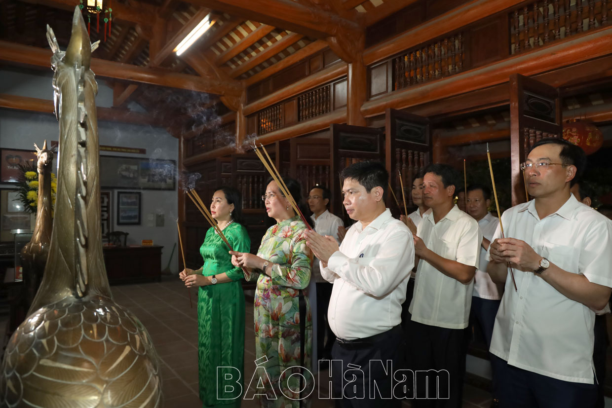 ผู้นำจังหวัดจุดธูปเทียนและวางพวงหรีดเพื่อรำลึกถึงประธานโฮจิมินห์และวีรสตรีผู้กล้าหาญ เนื่องในโอกาสครบรอบ 76 ปี วันทหารผ่านศึกและวีรสตรี