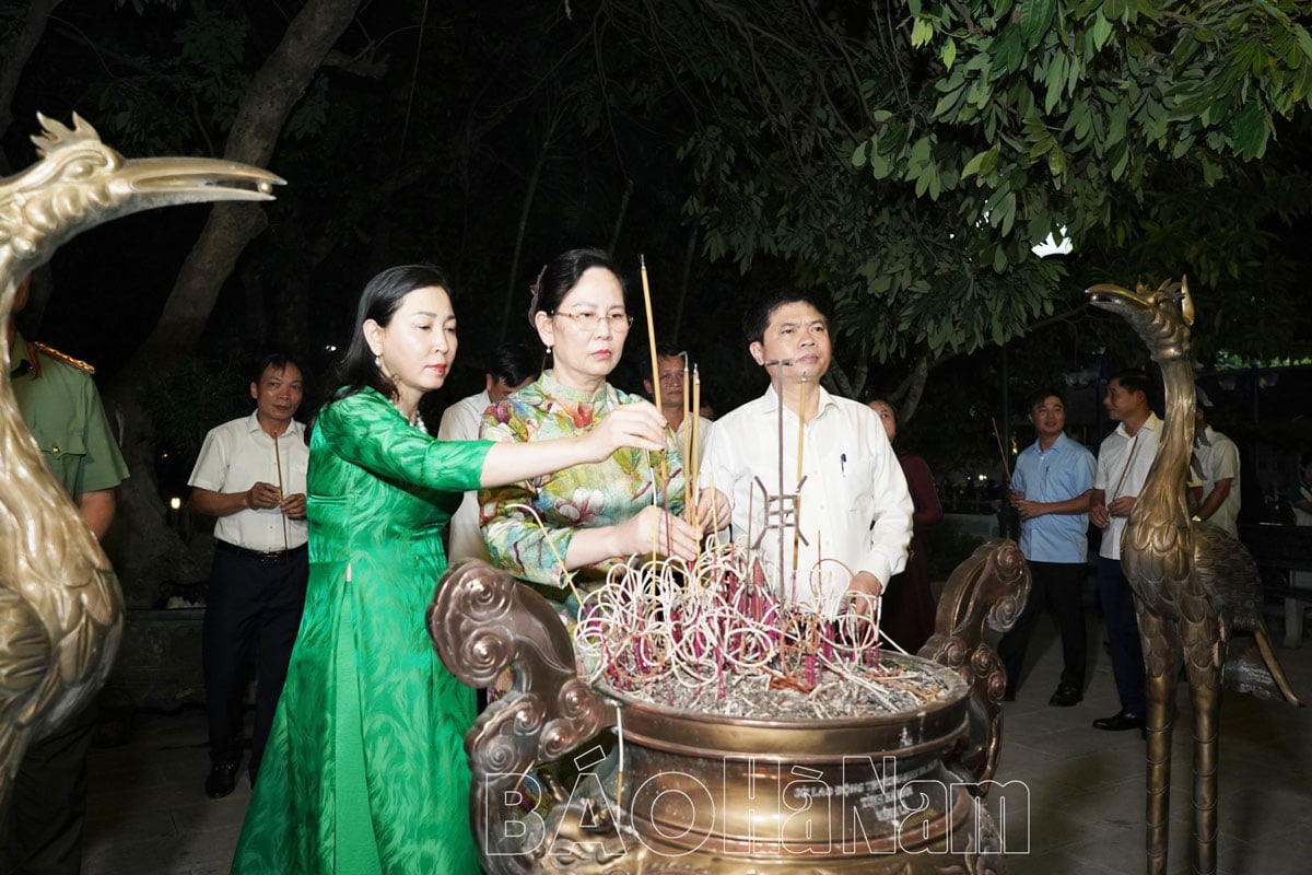 El Comité Provincial del Partido, el Consejo Popular, el Comité Popular y el Comité del Frente de la Patria organizaron una ceremonia de ofrenda de incienso y colocación de coronas de flores para conmemorar al Presidente Ho Chi Minh y a los mártires heroicos.