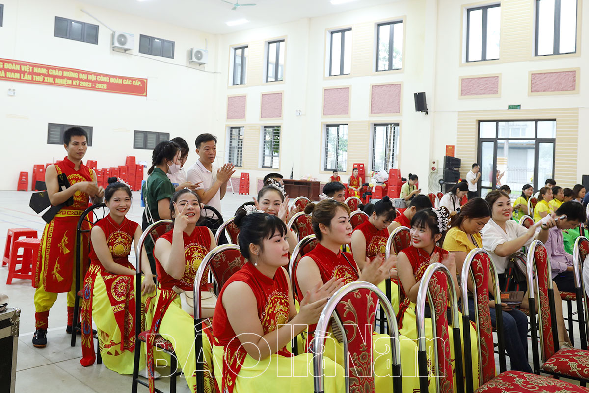 คนงานเกือบ 300 คนเข้าร่วมรอบแรกของการแสดงศิลปะการร้องเพลงของคนงานประจำปี 2023