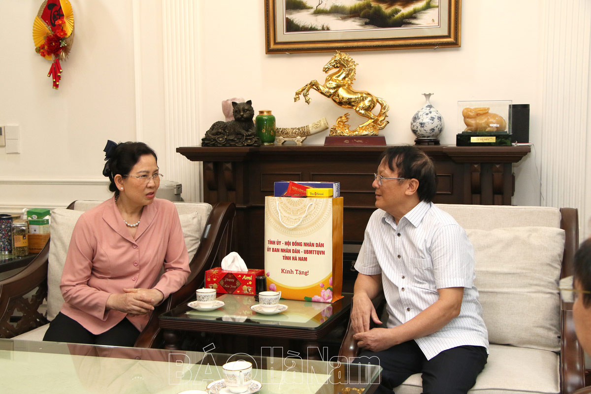 La secretaria provincial del partido, Le Thi Thuy, visitó y entregó regalos a los ex líderes con motivo del Día de la Independencia.