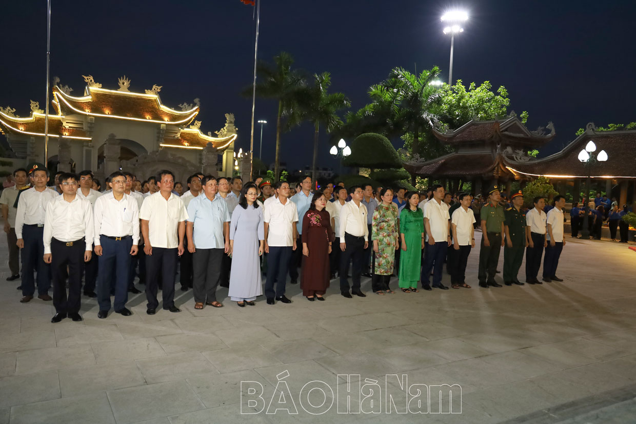 ผู้นำจังหวัดจุดธูปเทียนและวางพวงหรีดเพื่อรำลึกถึงประธานโฮจิมินห์และวีรสตรีผู้กล้าหาญ เนื่องในโอกาสครบรอบ 76 ปี วันทหารผ่านศึกและวีรสตรี