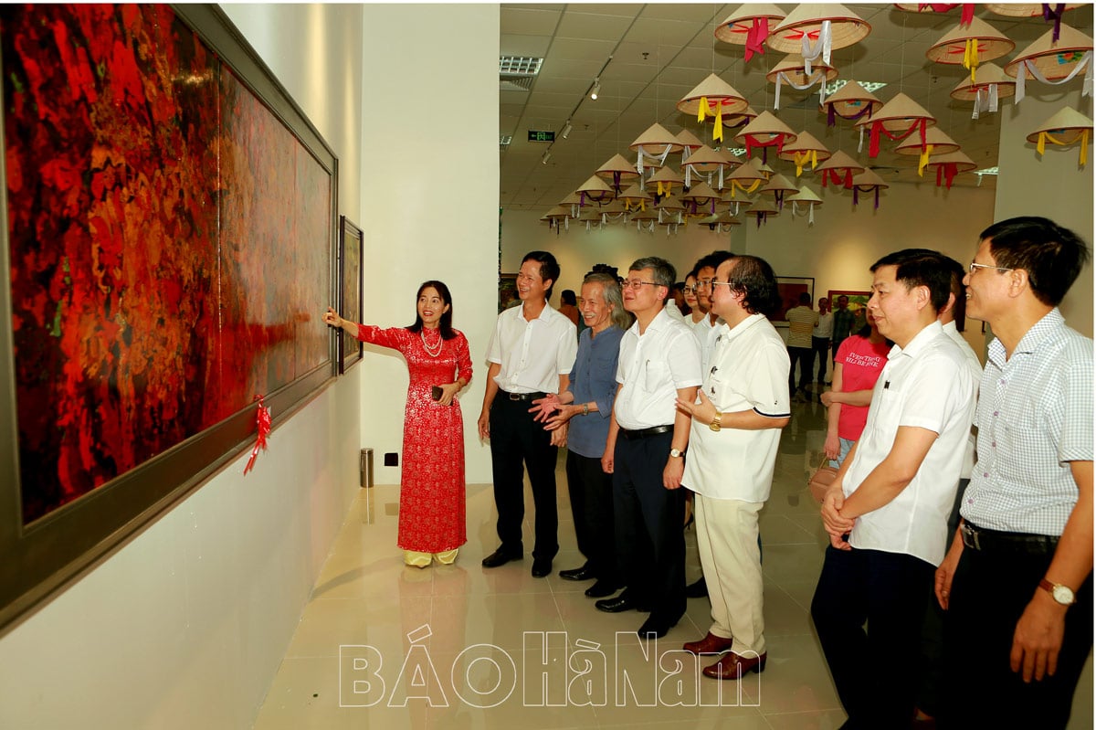 La gravure sur bois « Gagner sa vie » de Ha Nam a remporté le prix C à la 28e exposition régionale des beaux-arts du delta du fleuve Rouge.