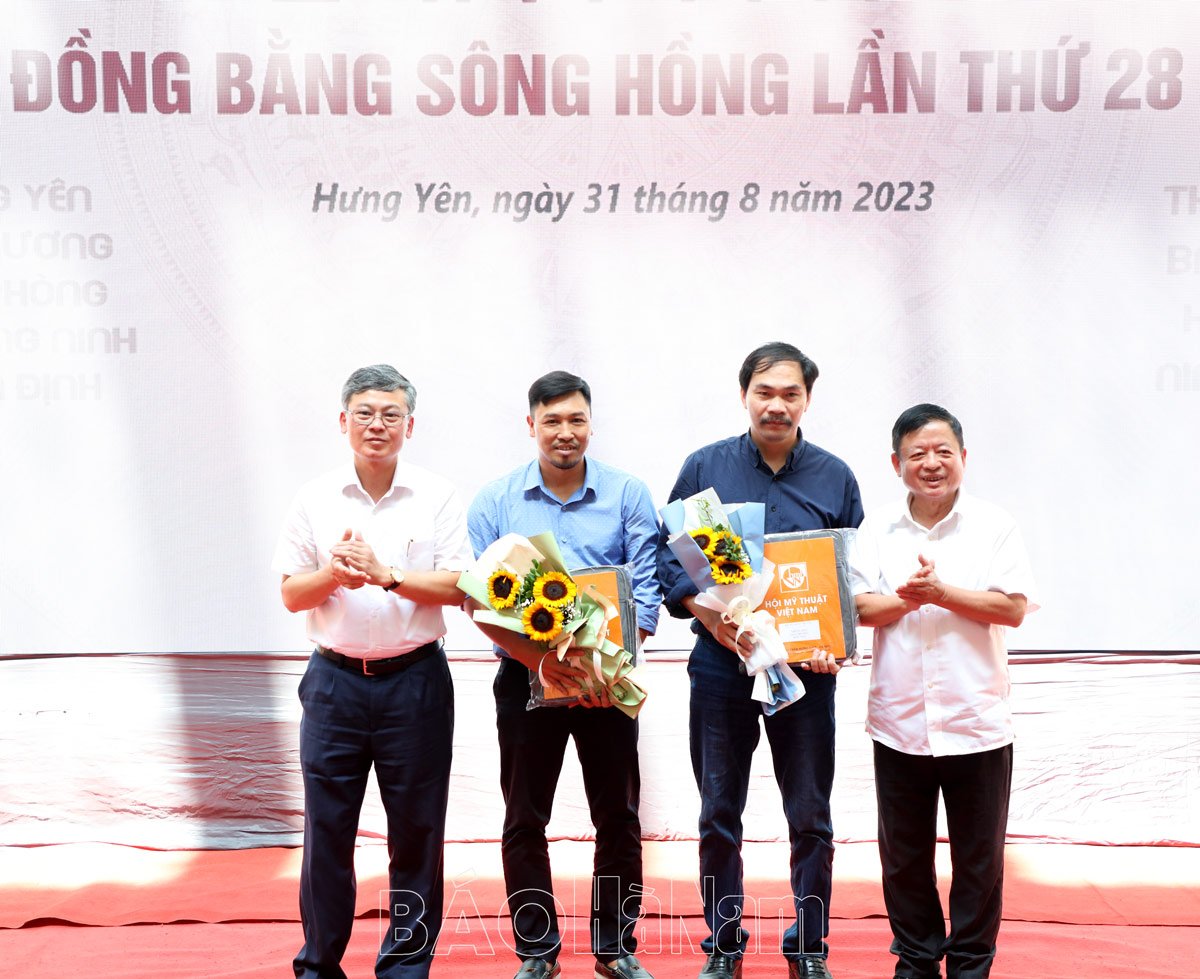 Tranh khắc gỗ “Mưu sinh” của Hà Nam đoạt giải C tại Triển lãm Mỹ thuật khu vực Đồng bằng Sông Hồng lần thứ 28