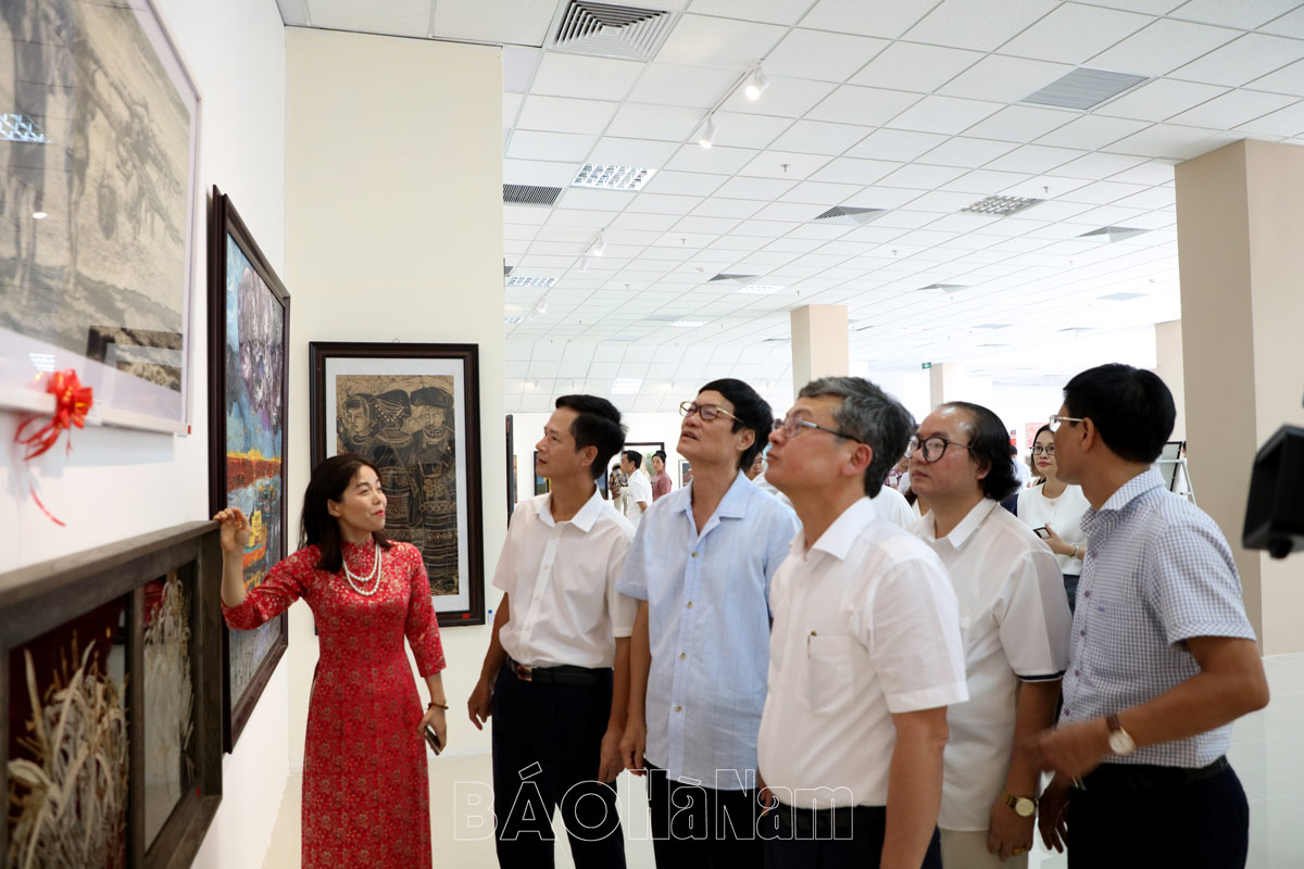 La gravure sur bois « Gagner sa vie » de Ha Nam a remporté le prix C à la 28e exposition régionale des beaux-arts du delta du fleuve Rouge.