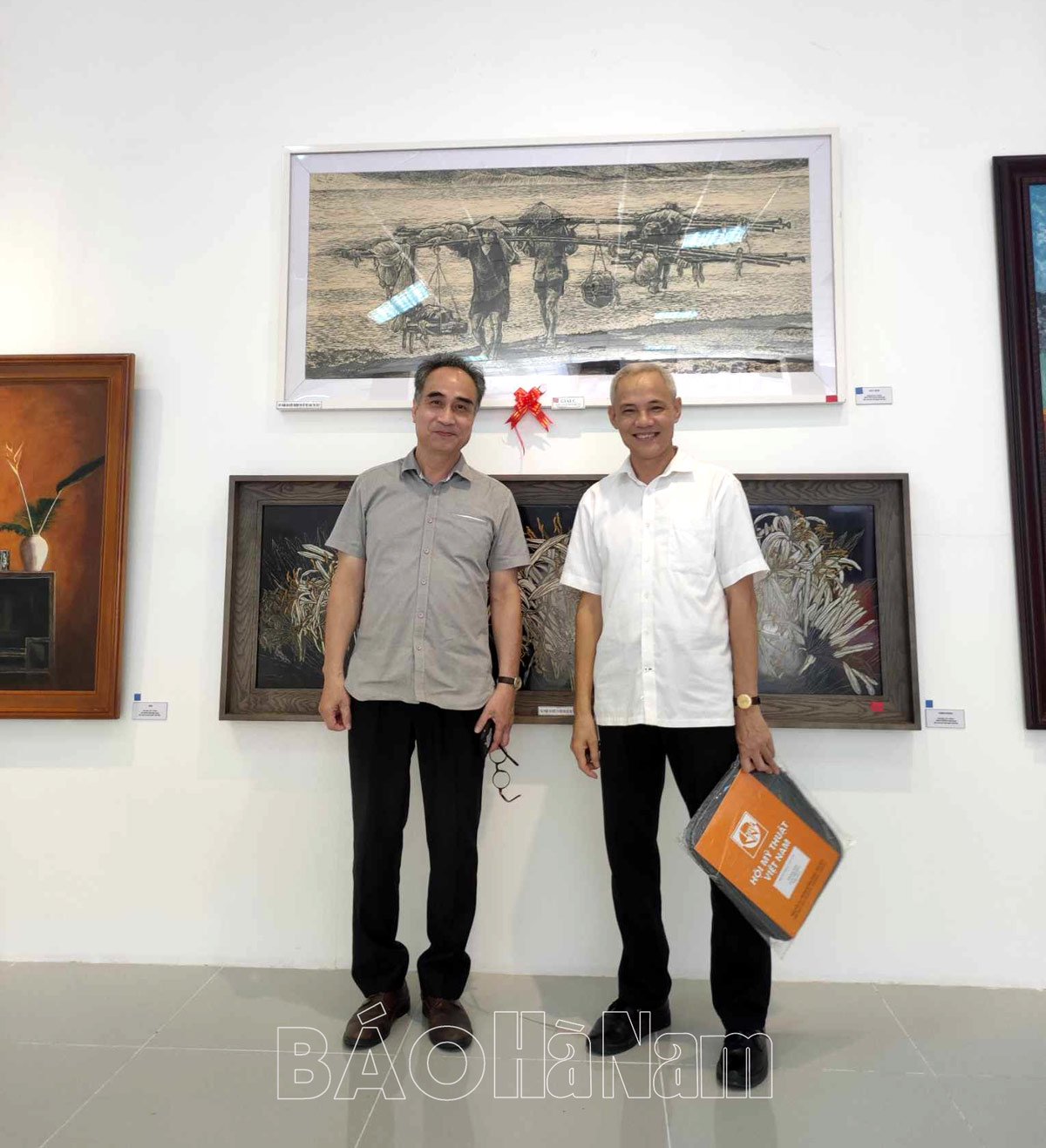 La gravure sur bois « Gagner sa vie » de Ha Nam a remporté le prix C à la 28e exposition régionale des beaux-arts du delta du fleuve Rouge.