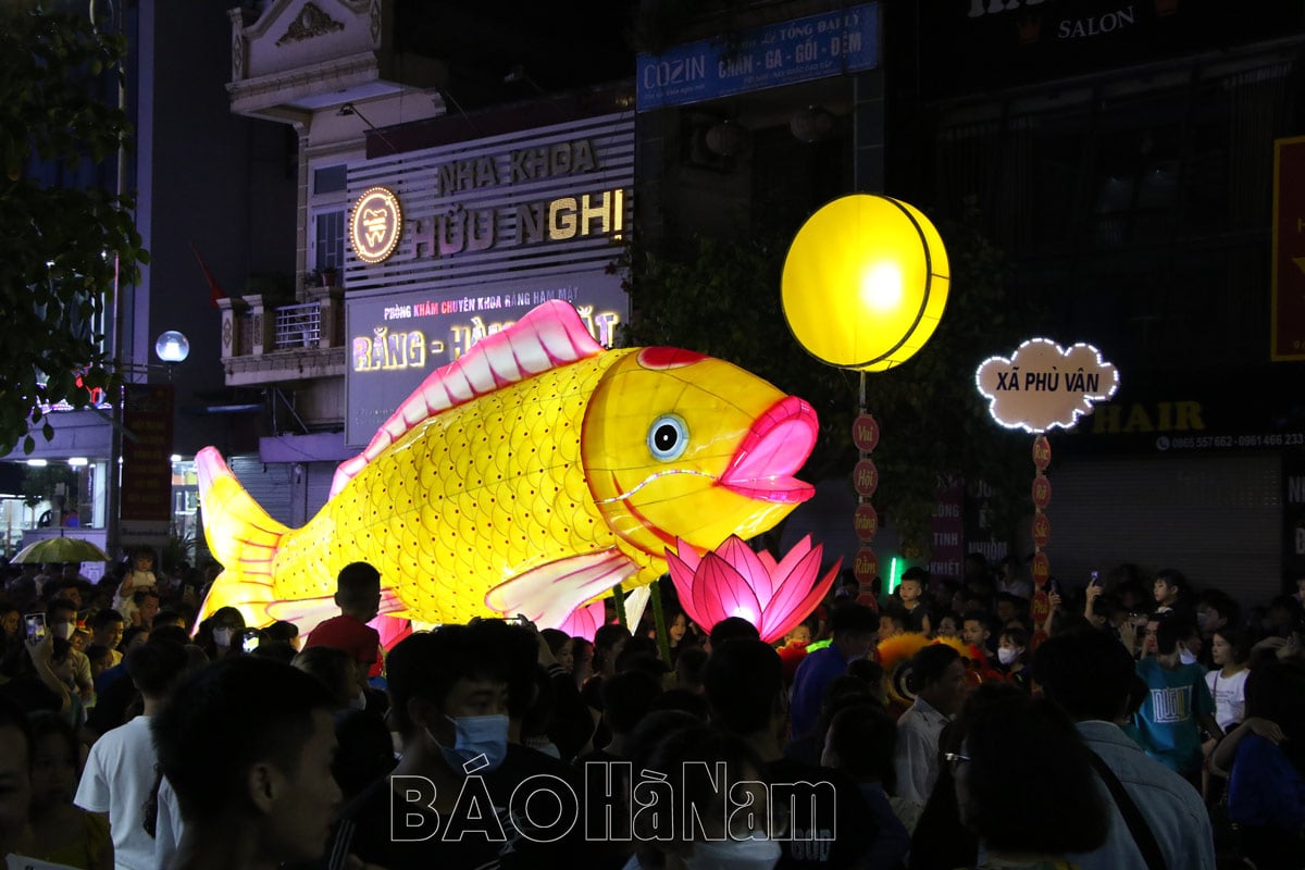 Biển người chen nhau xem các xã phường của Phủ Lý trình diễn mô hình “Đèn Trung thu thành phố năm 2023