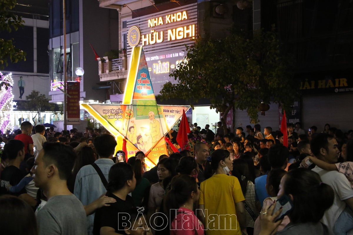 Biển người chen nhau xem các xã phường của Phủ Lý trình diễn mô hình “Đèn Trung thu thành phố năm 2023