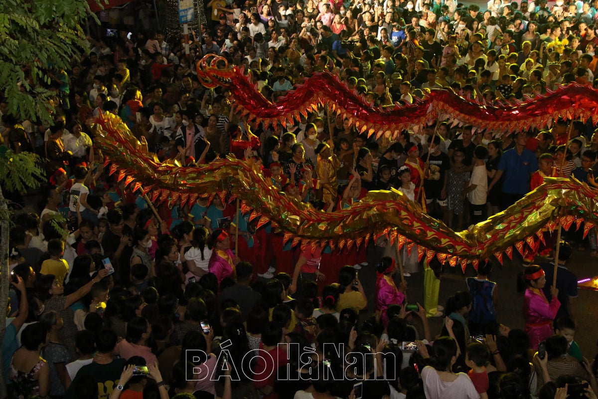 Biển người chen nhau xem các xã phường của Phủ Lý trình diễn mô hình “Đèn Trung thu thành phố năm 2023