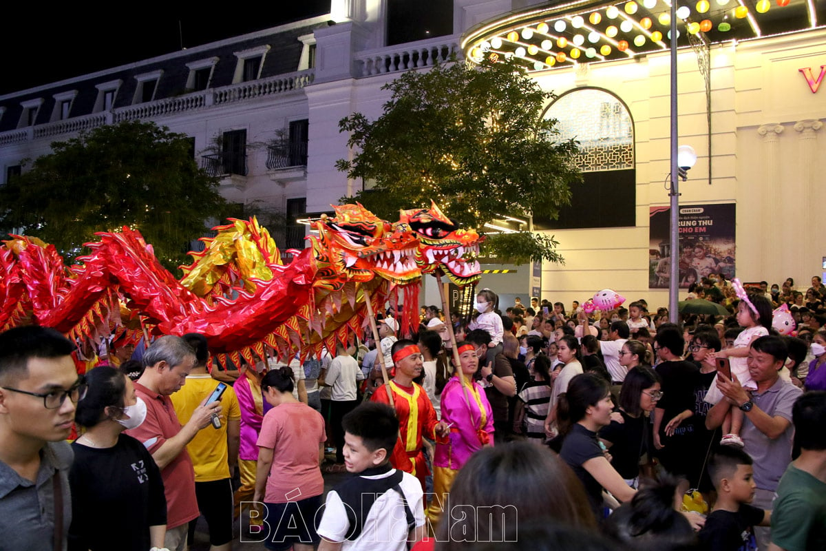 Biển người chen nhau xem các xã phường của Phủ Lý trình diễn mô hình “Đèn Trung thu thành phố năm 2023