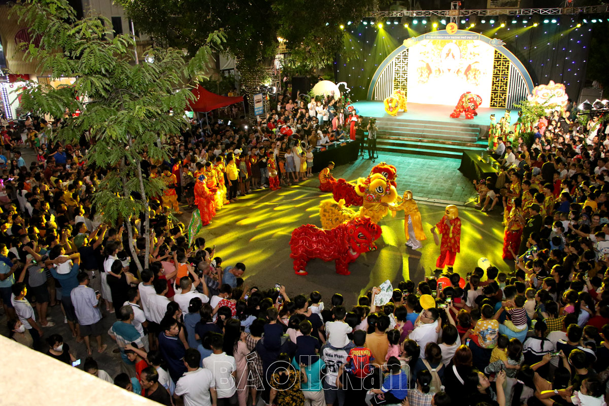 Traditional colors at the "Mid-Autumn Lantern" model contest in Phu Ly city