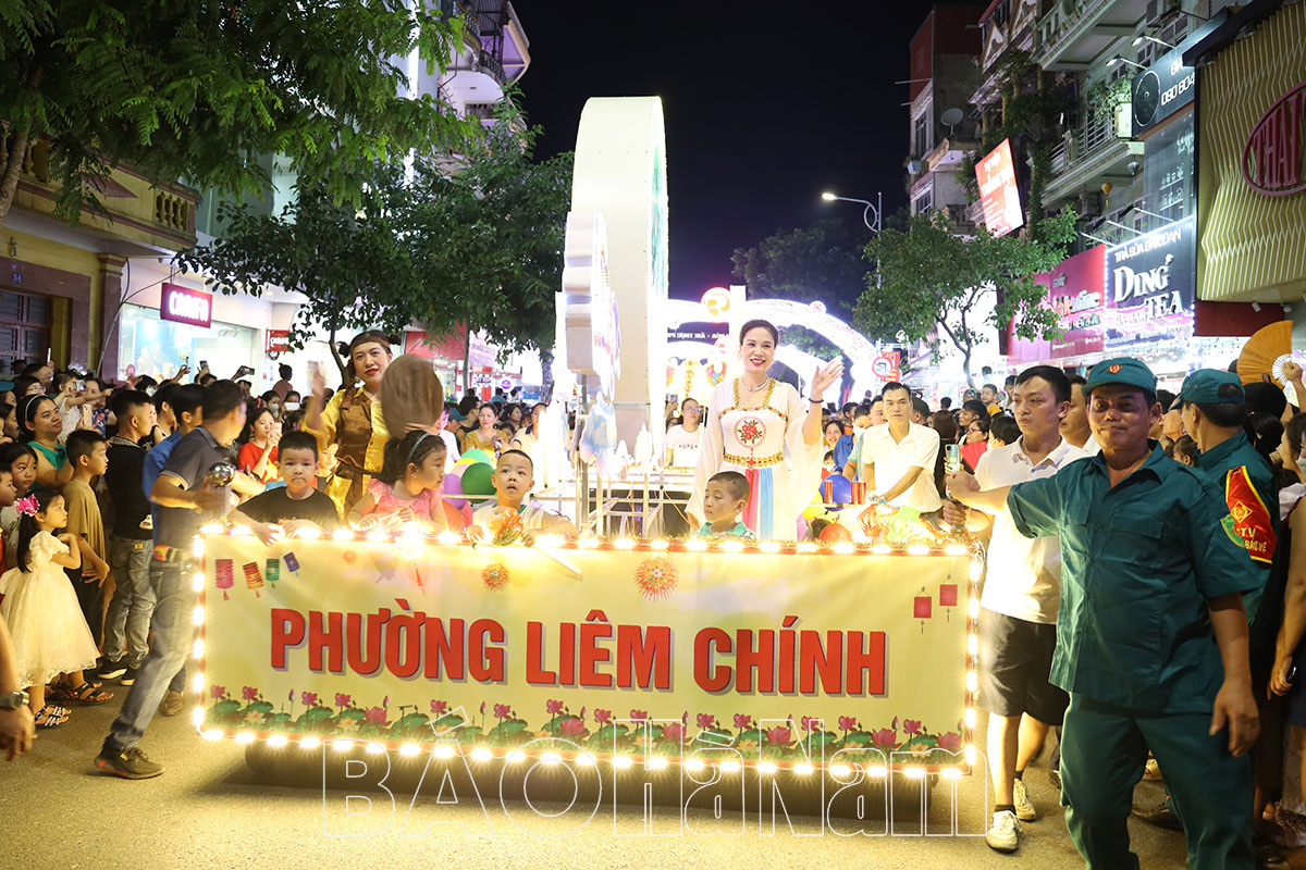 Noche de Festival de la Luna Llena Brillante en la ciudad de Phu Ly