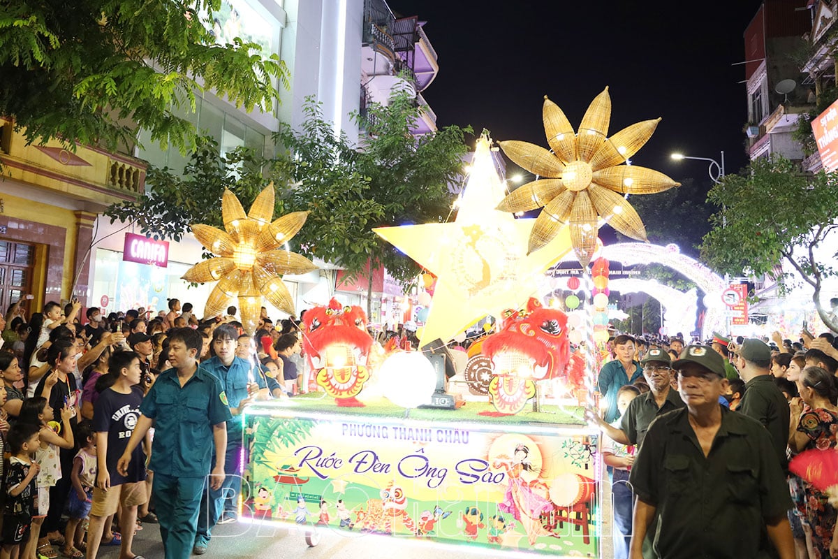 Noche de Festival de la Luna Llena Brillante en la ciudad de Phu Ly