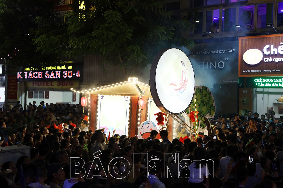 Noche de Festival de la Luna Llena Brillante en la ciudad de Phu Ly