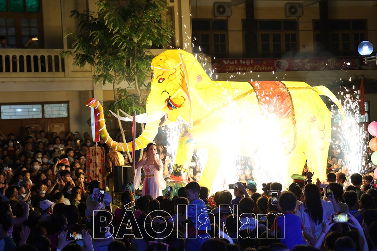 Noche de Festival de la Luna Llena Brillante en la ciudad de Phu Ly