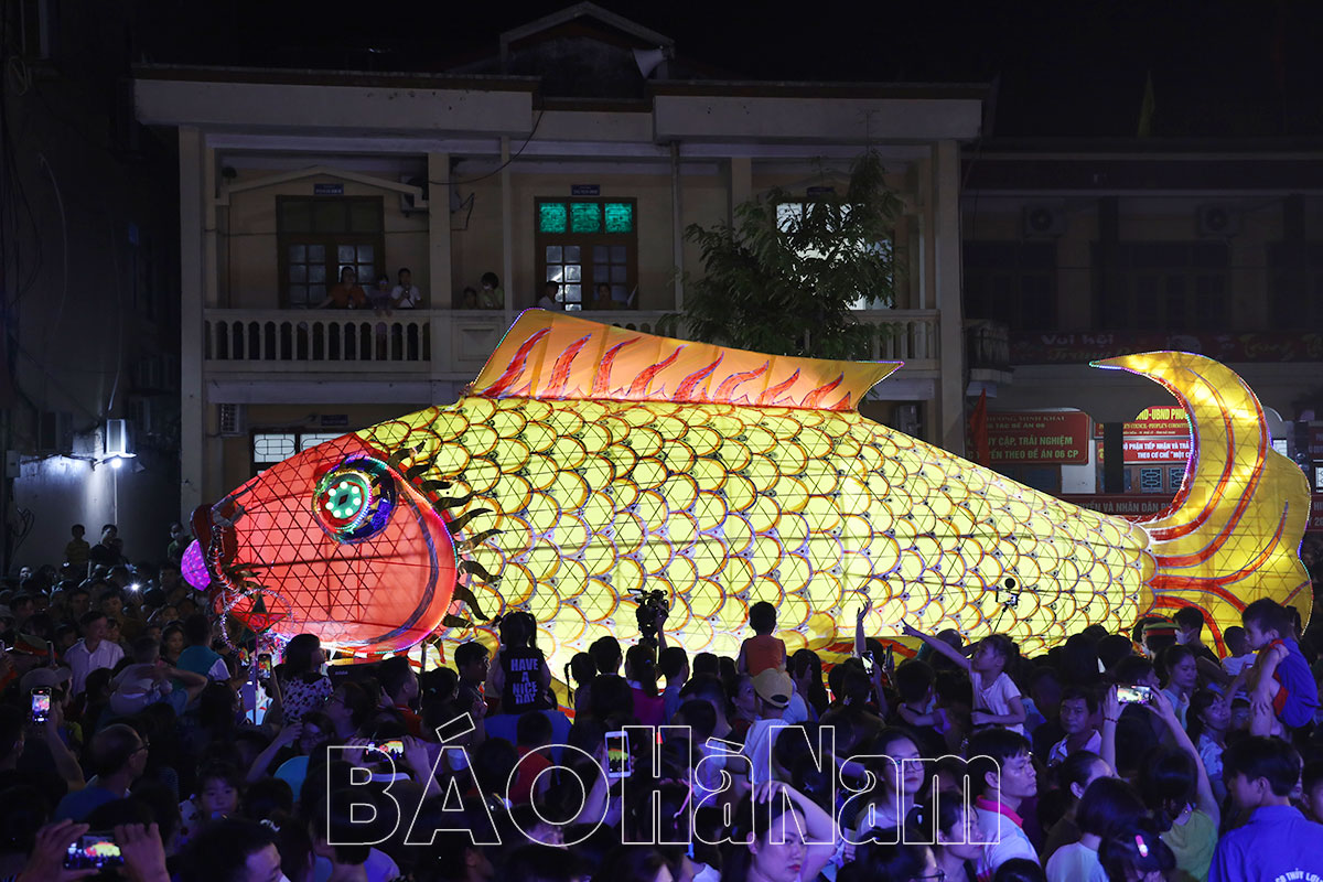 Noche de Festival de la Luna Llena Brillante en la ciudad de Phu Ly