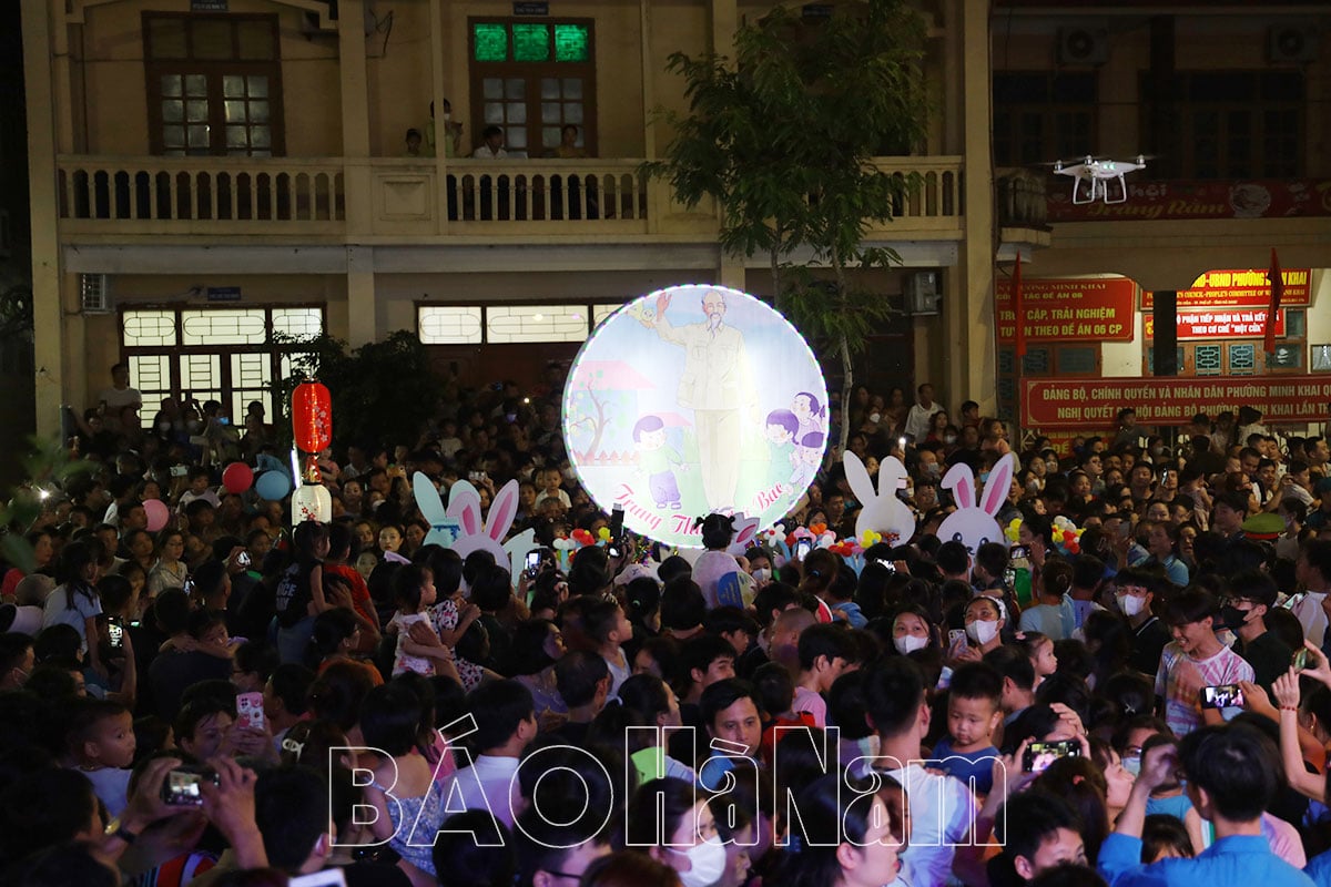 Noche de Festival de la Luna Llena Brillante en la ciudad de Phu Ly