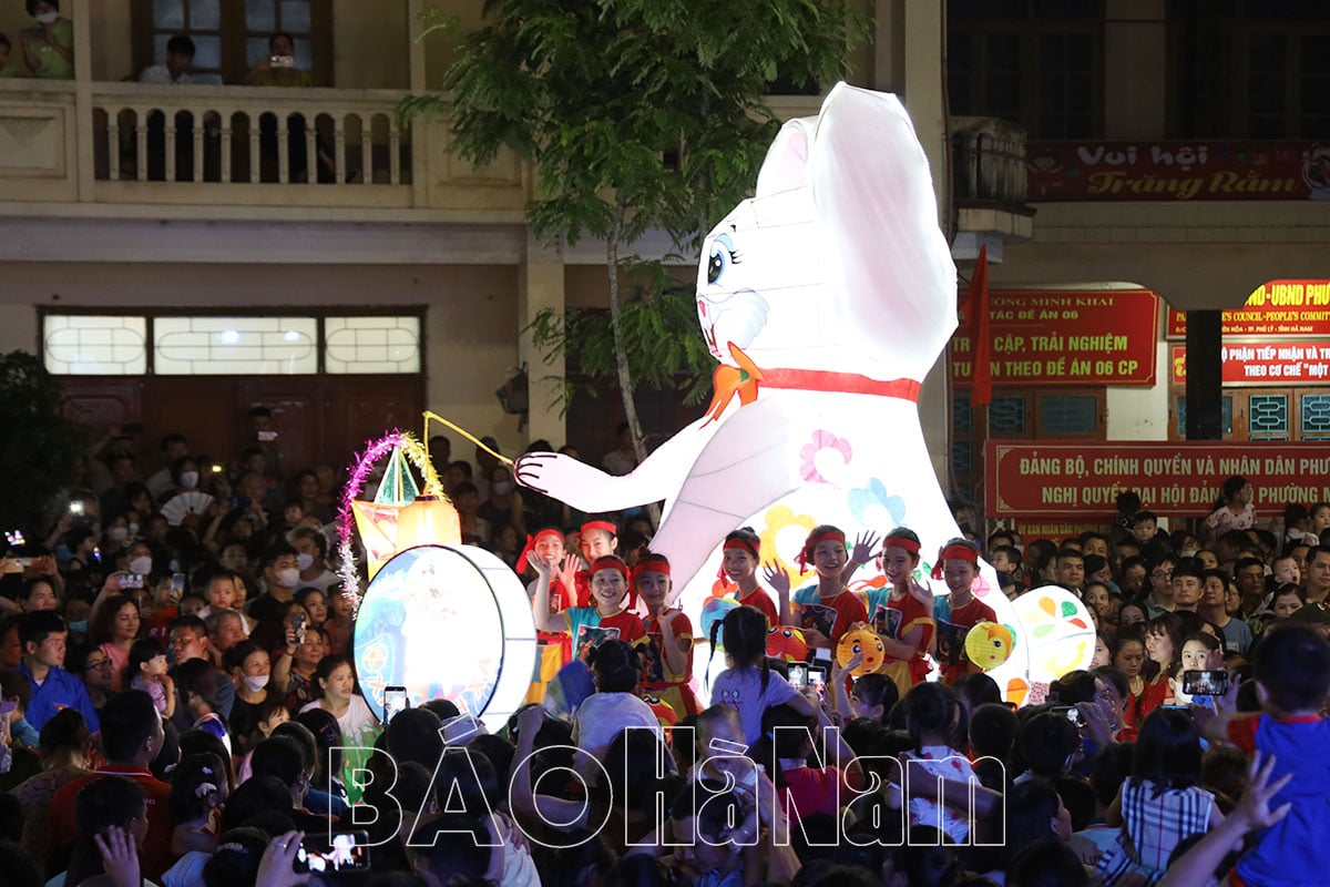 Noche de Festival de la Luna Llena Brillante en la ciudad de Phu Ly