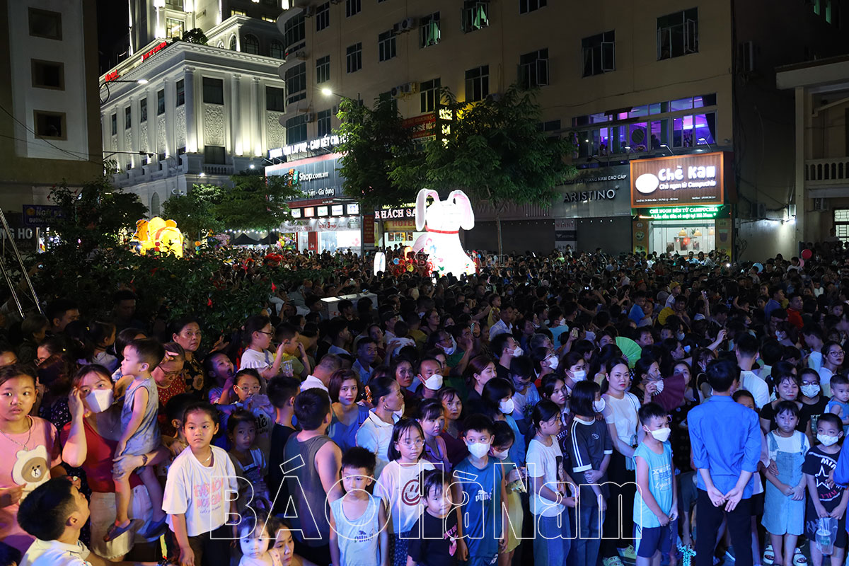 Noche de Festival de la Luna Llena Brillante en la ciudad de Phu Ly