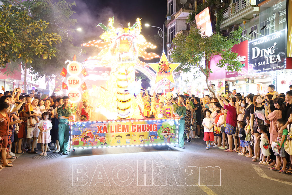 Sparkling Full Moon Festival Night in Phu Ly City