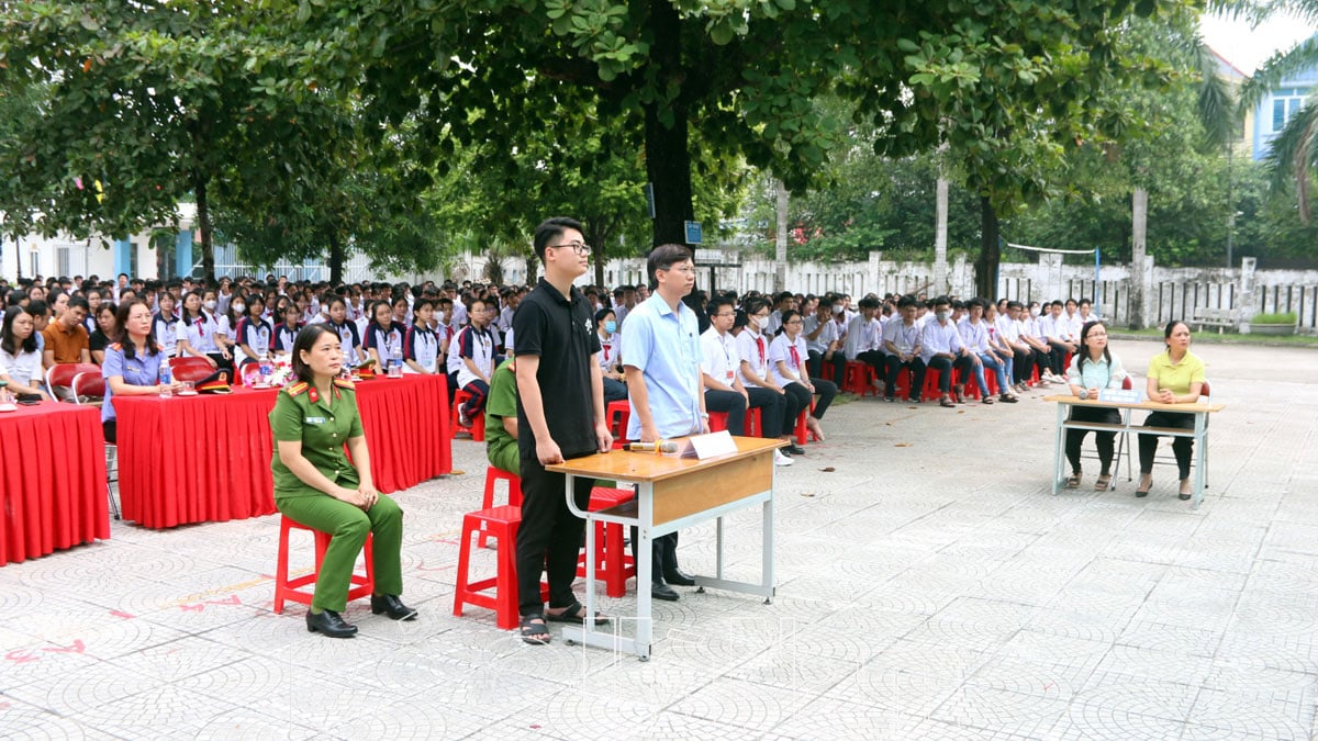 “Simulacro de juicio” para difundir las leyes de tránsito en la escuela secundaria especializada Bien Hoa