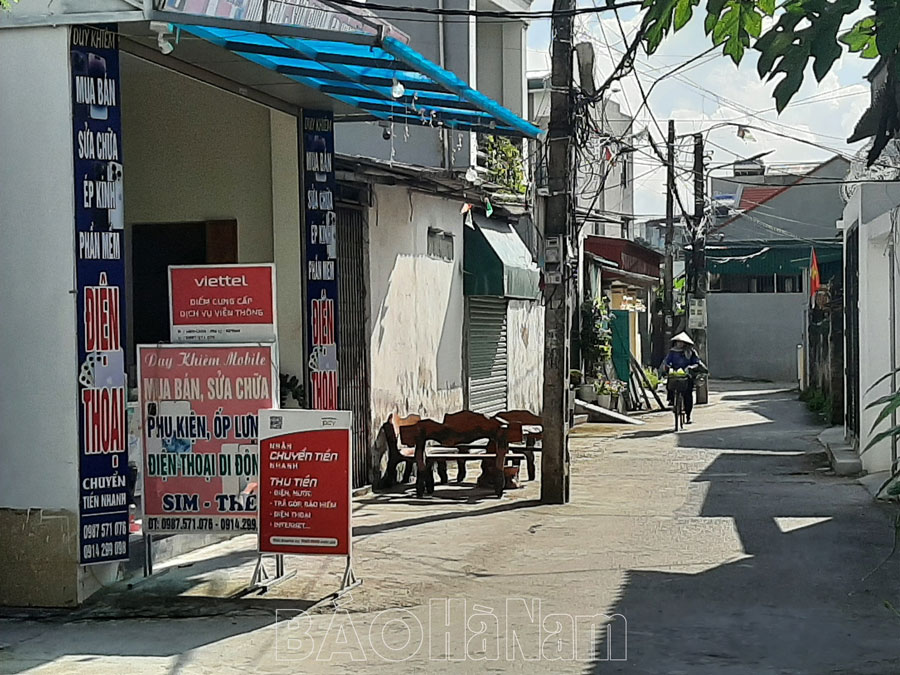 Electric pole in the middle of the road when widening the traffic road