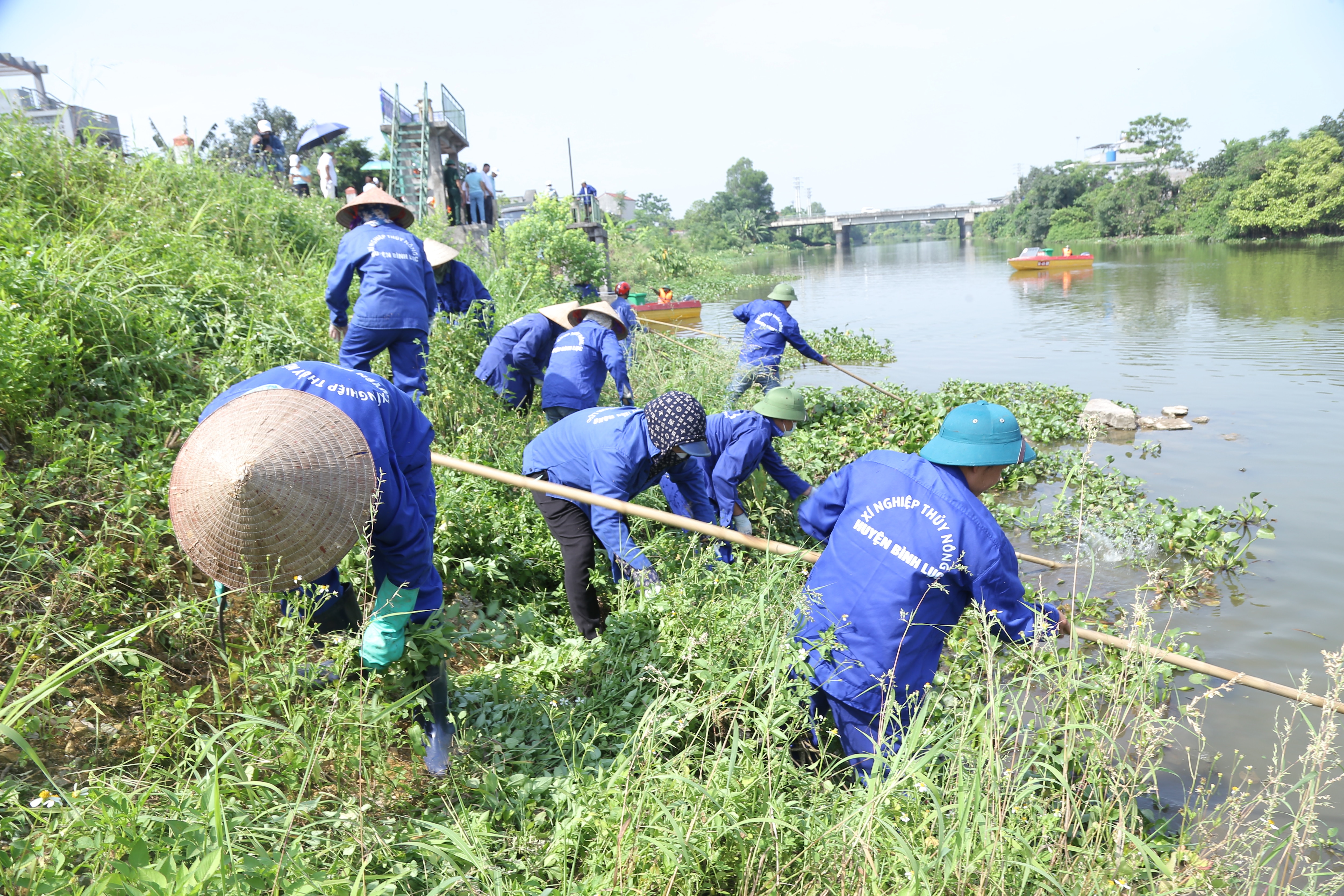 Tăng cường giải tỏa vật cản trên hệ thống kênh mương