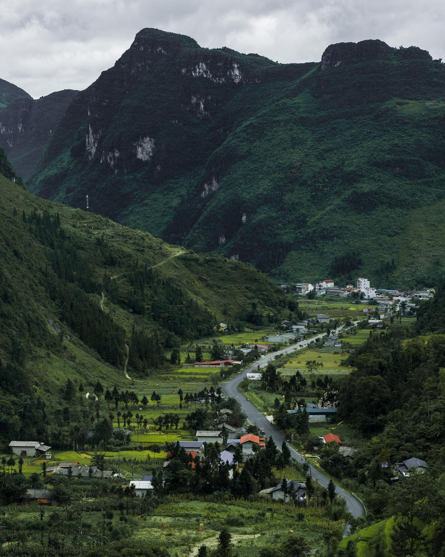 À la recherche de la belle route comme la Suisse qui a pris d'assaut les réseaux sociaux à Ha Giang