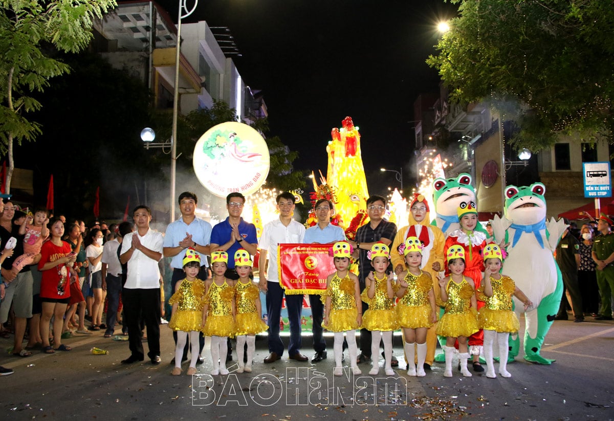 Impressive moments at the award ceremony of the 2023 City Mid-Autumn Festival Lantern Competition