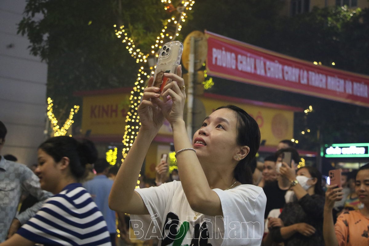 ពេលវេលាដ៏គួរឱ្យចាប់អារម្មណ៍នៅក្នុងពិធីប្រគល់រង្វាន់នៃការប្រកួតប្រជែងបង្ហោះគោមពិធីបុណ្យពាក់កណ្តាលរដូវស្លឹកឈើជ្រុះទីក្រុងឆ្នាំ 2023