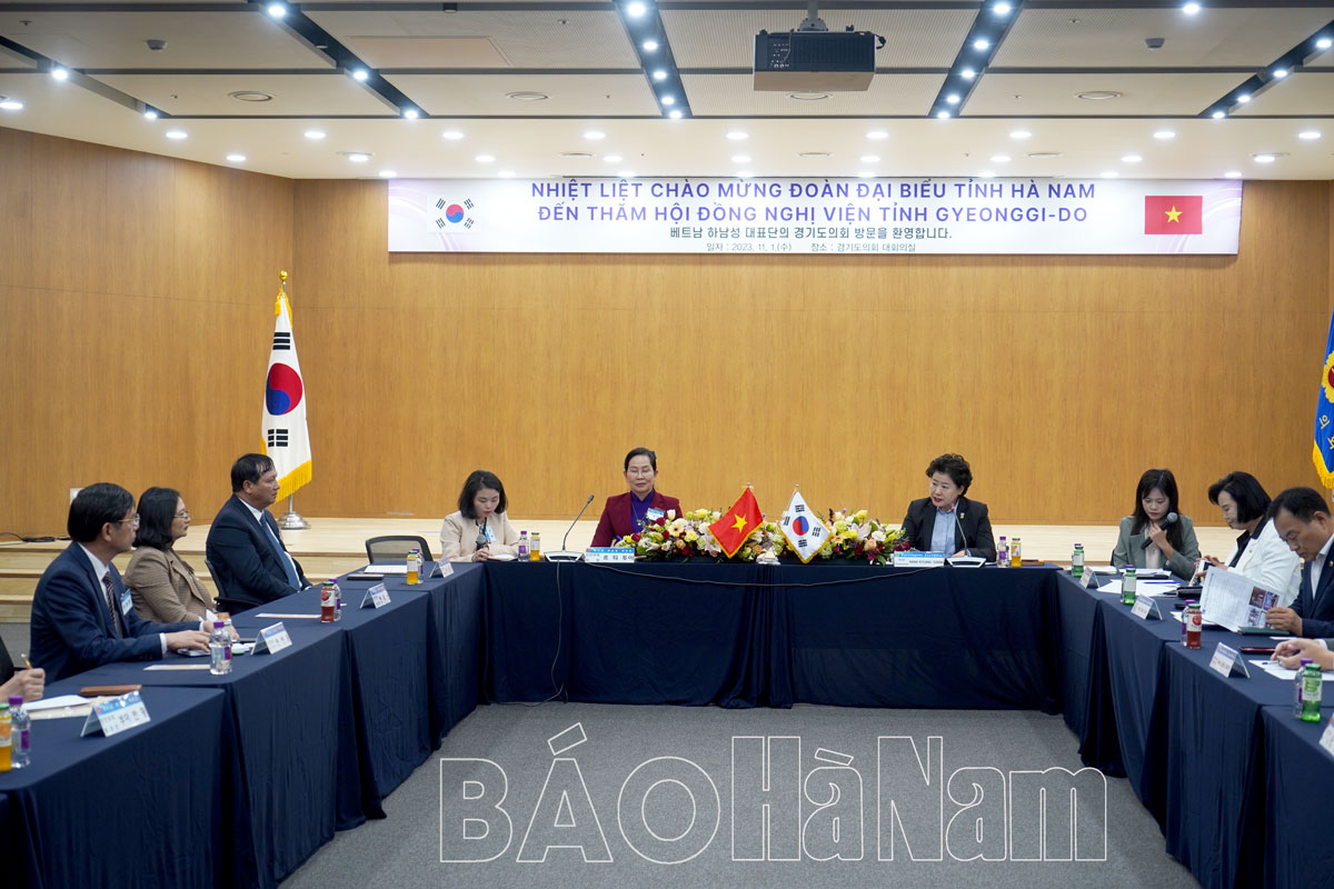 Secretary of the Provincial Party Committee Le Thi Thuy and the delegation of Ha Nam province worked with the Parliamentary Assembly of Gyeonggi province, Korea.