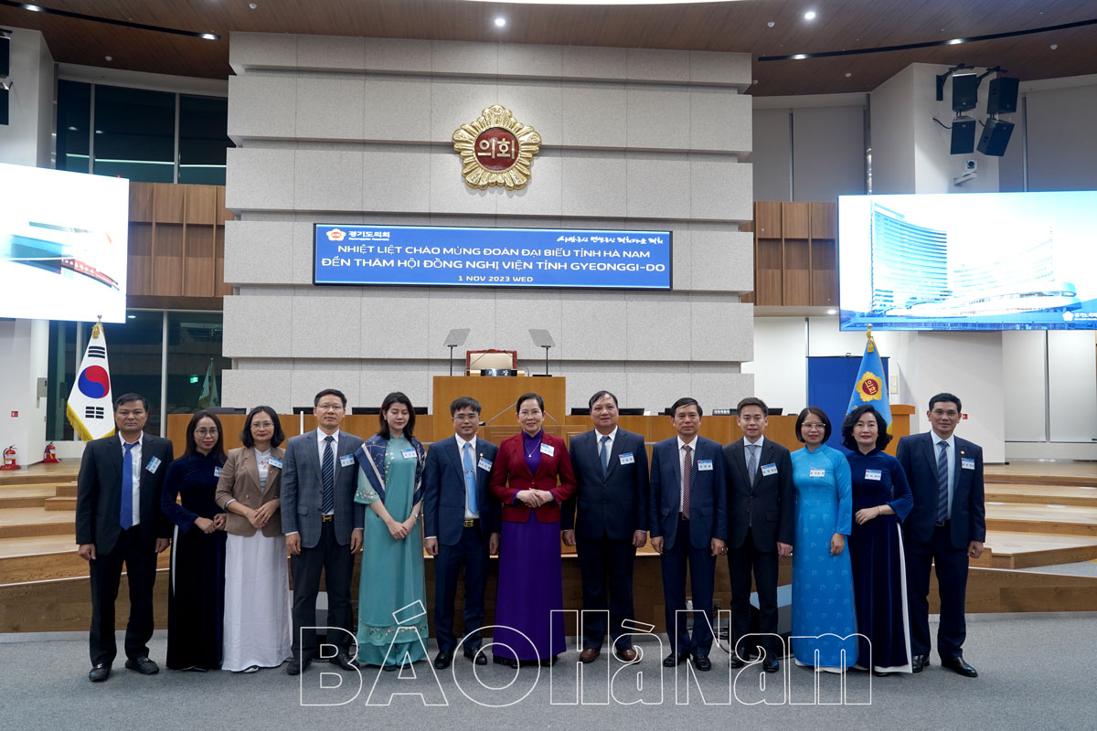 สหาย เล ทิ ถวี สมาชิกคณะกรรมการกลางพรรค เลขาธิการคณะกรรมการพรรคประจำจังหวัด ประธานสภาประชาชนจังหวัดฮานาม ทำงานร่วมกับสมัชชารัฐสภาจังหวัดคยองกี ประเทศเกาหลีใต้