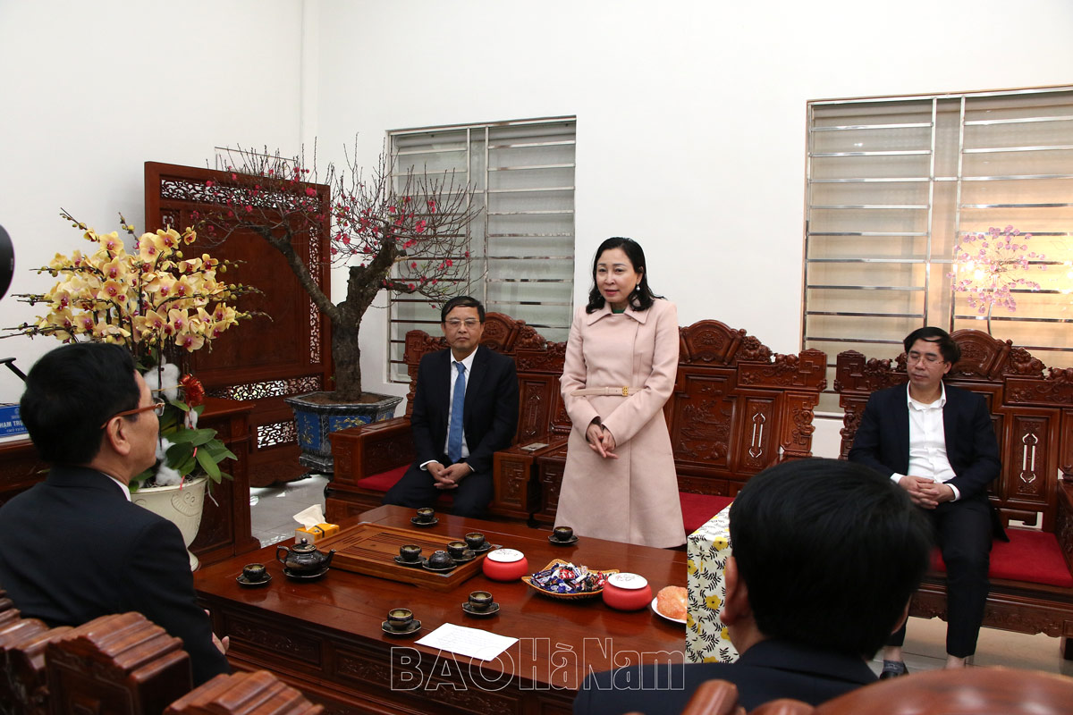 Đồng chí Đinh Thị Lụa Phó Bí thư Thường trực Tỉnh ủy thăm chúc Tết Đài PTTH Hà Nam và Công ty Cổ phần nước sạch Hà Nam