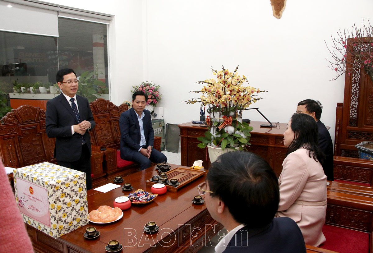 Đồng chí Đinh Thị Lụa Phó Bí thư Thường trực Tỉnh ủy thăm chúc Tết Đài PTTH Hà Nam và Công ty Cổ phần nước sạch Hà Nam