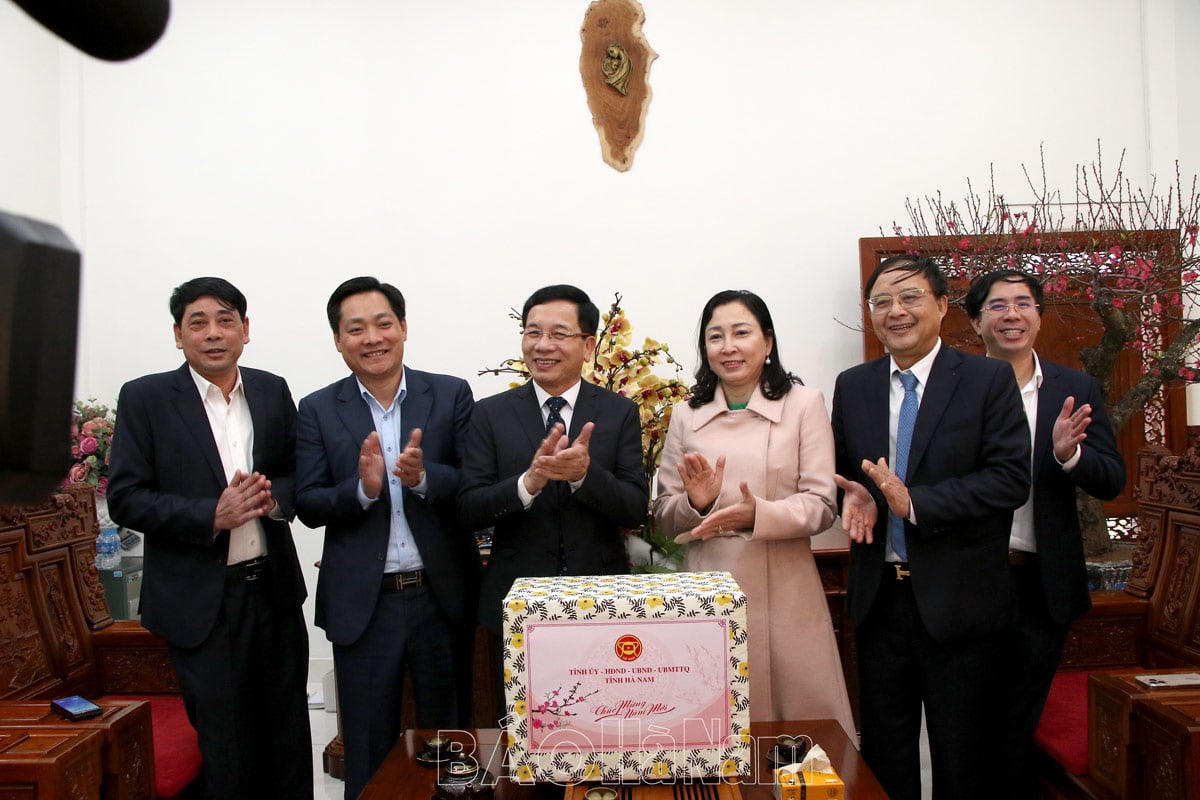 Standing Deputy Secretary of the Provincial Party Committee Dinh Thi Lua visited and wished a Happy New Year to the Radio and Television Station and Ha Nam Clean Water Joint Stock Company.