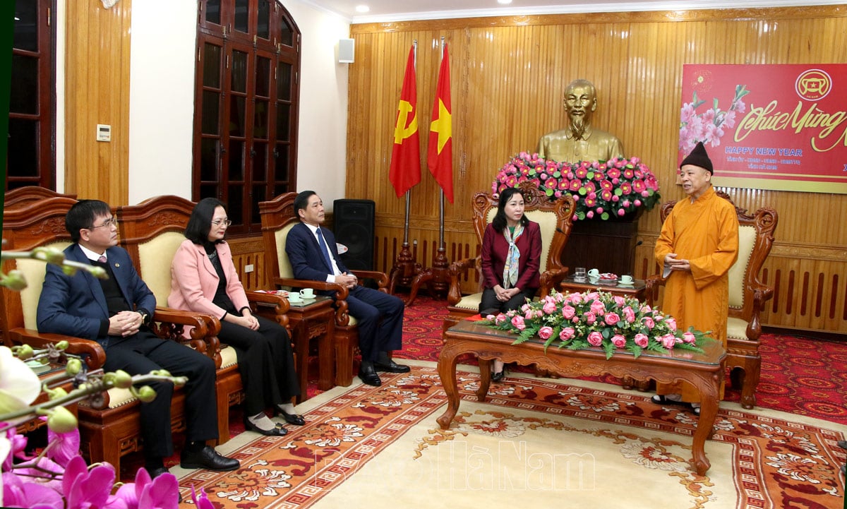 The Executive Committee of the Vietnam Buddhist Sangha of Ha Nam province visited and wished the province a Happy New Year.