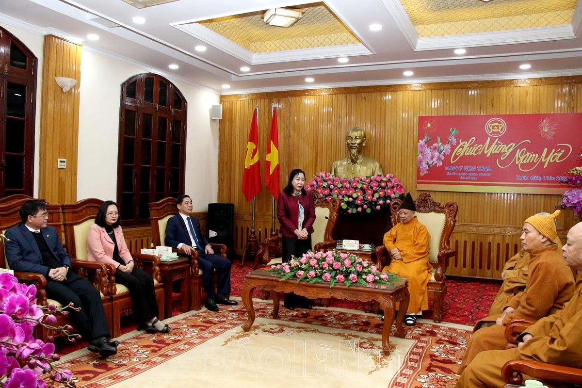 The Executive Committee of the Vietnam Buddhist Sangha of Ha Nam province visited and wished the province a Happy New Year.