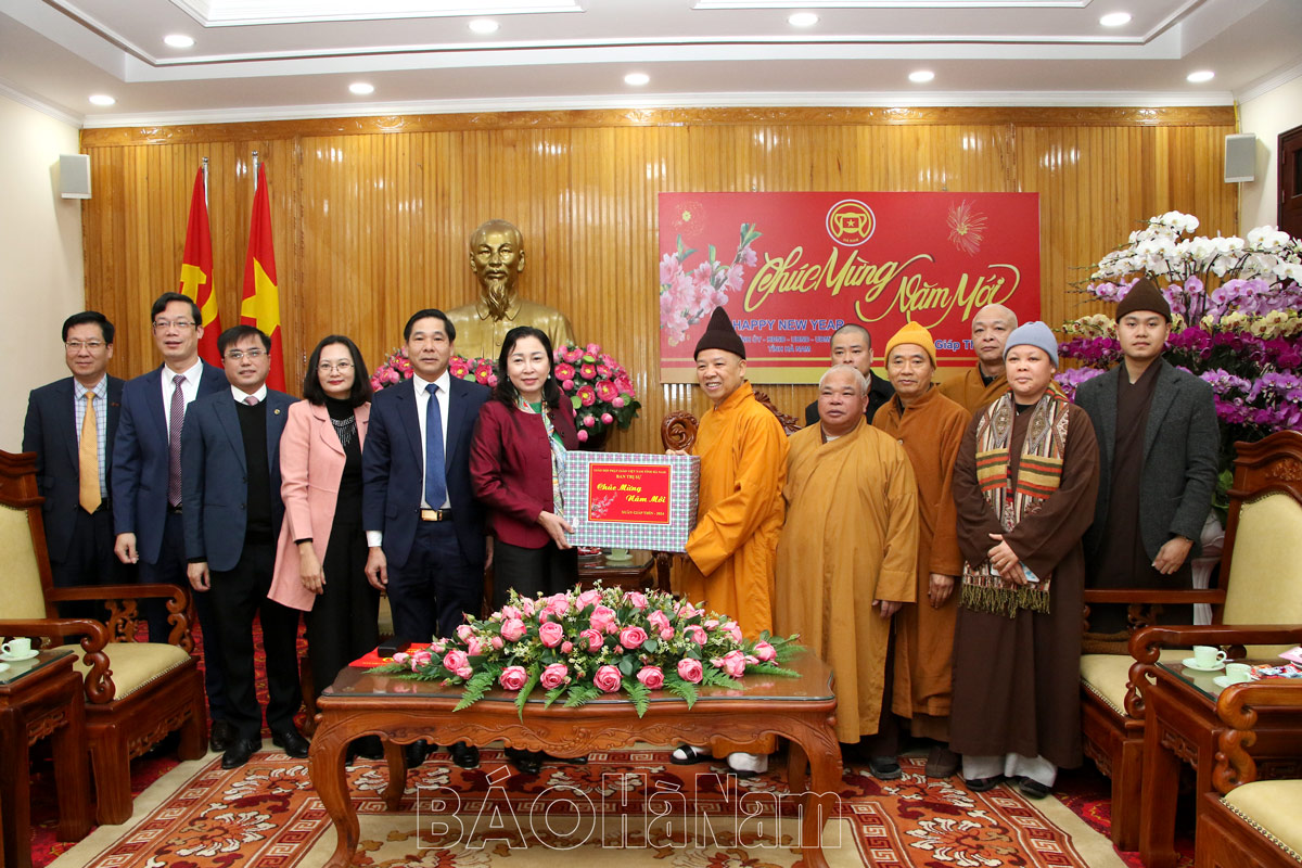 El Comité Ejecutivo de la Sangha Budista de Vietnam de la provincia de Ha Nam visitó la provincia y le deseó un Feliz Año Nuevo.