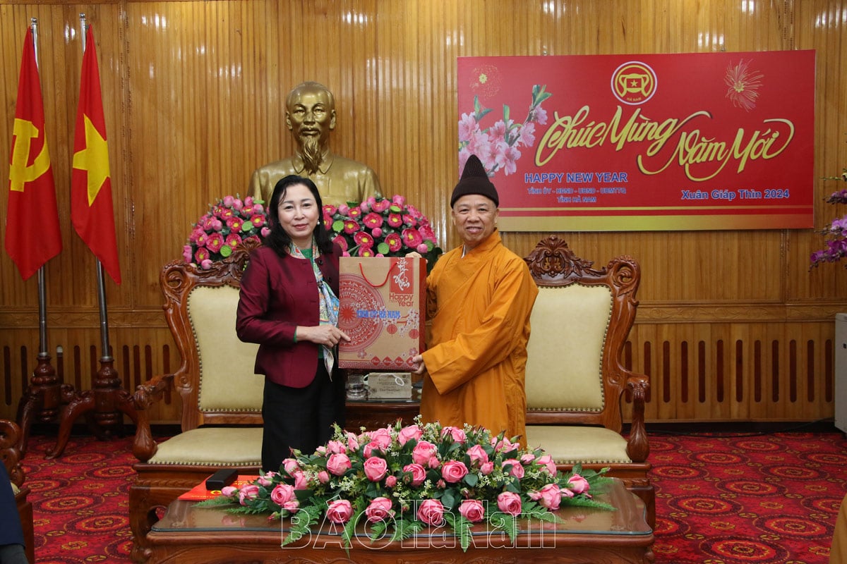 คณะกรรมการบริหารคณะสงฆ์เวียดนามประจำจังหวัดฮานามเยี่ยมชมและอวยพรปีใหม่แก่จังหวัด