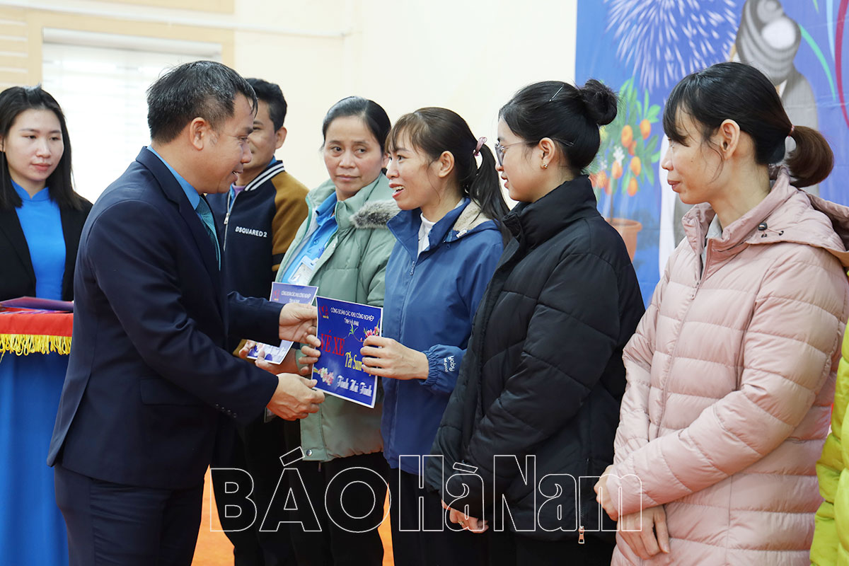 Trưởng Ban Dân vận Trung ương Bùi Thị Minh Hoài và Chủ tịch Tổng LĐLĐ Việt Nam Nguyễn Đình Khang thăm tặng quà cho công nhân lao động Tết Giáp Thìn 2024