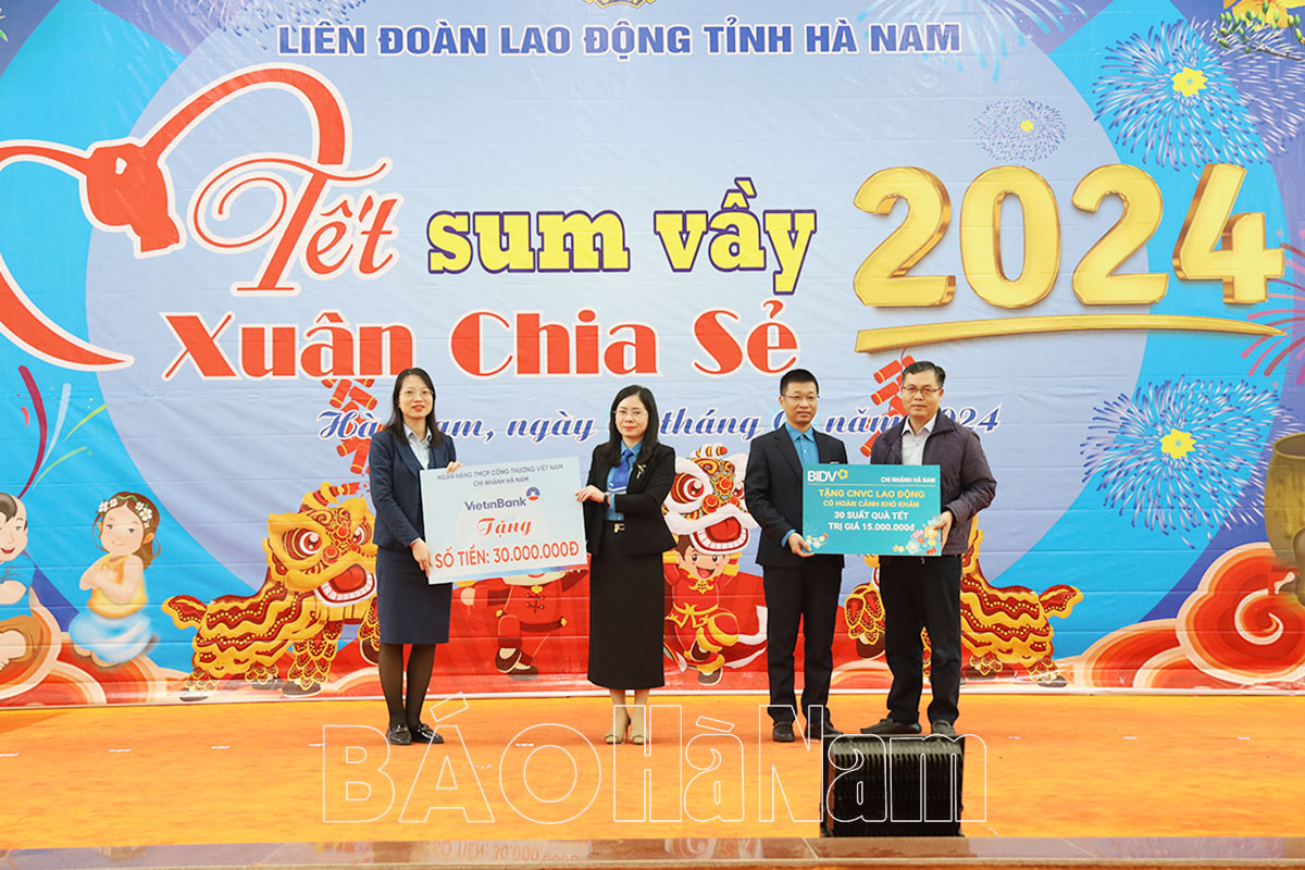 Trưởng Ban Dân vận Trung ương Bùi Thị Minh Hoài và Chủ tịch Tổng LĐLĐ Việt Nam Nguyễn Đình Khang thăm tặng quà cho công nhân lao động Tết Giáp Thìn 2024