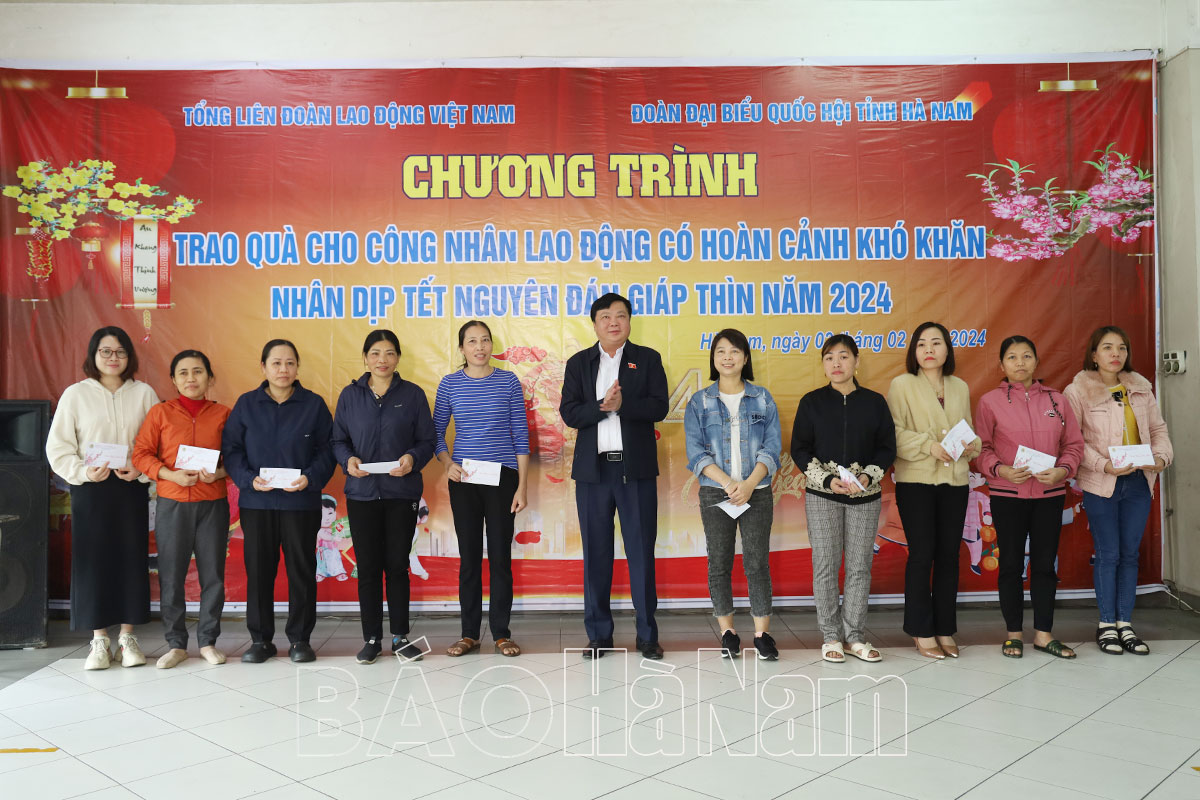 Đoàn đại biểu Quốc hội tỉnh tổ chức tặng quà cho công nhân lao động có hoàn cảnh khó khăn Tết Giáp Thìn 2024