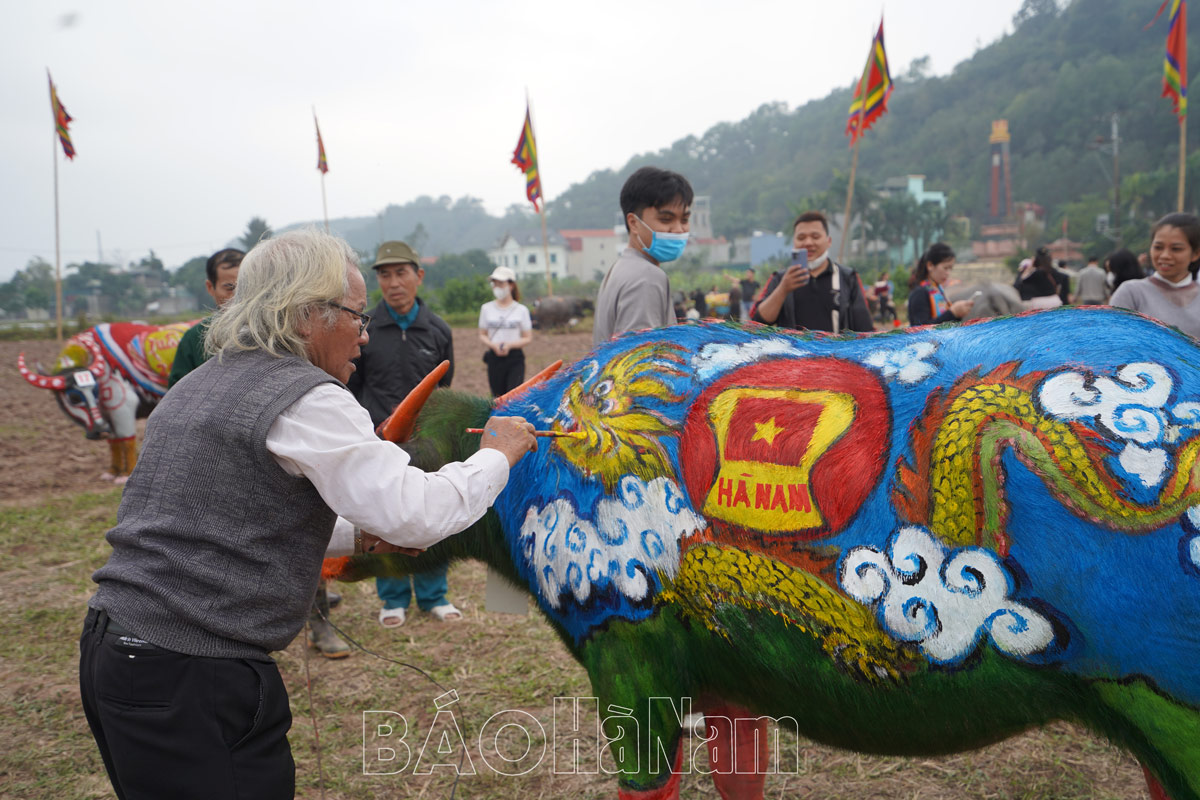 The 2024 buffalo decoration painting contest attracts many artists from provinces and cities to participate.