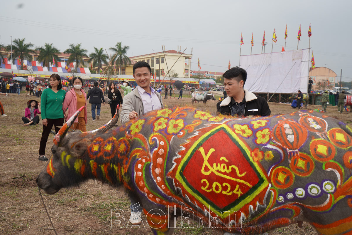 The 2024 buffalo decoration painting contest attracts many artists from provinces and cities to participate.