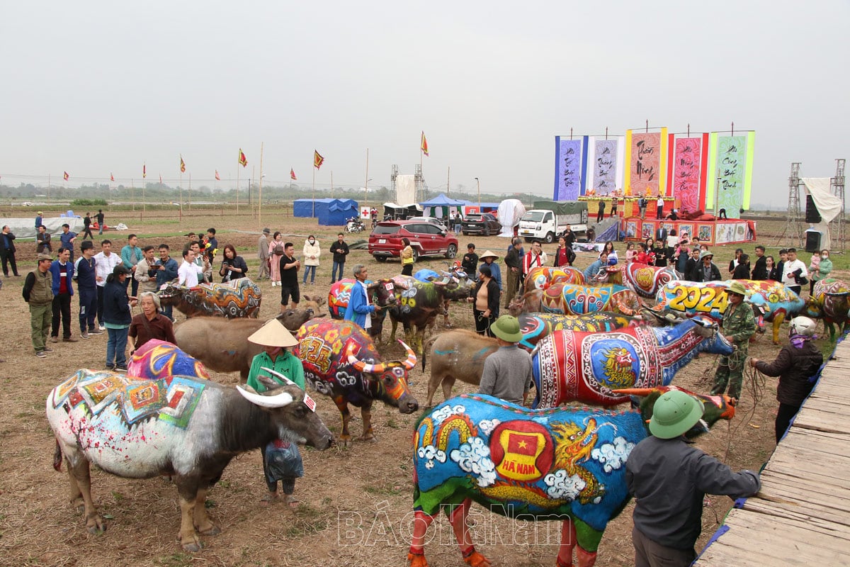 The 2024 buffalo decoration painting contest attracts many artists from provinces and cities to participate.