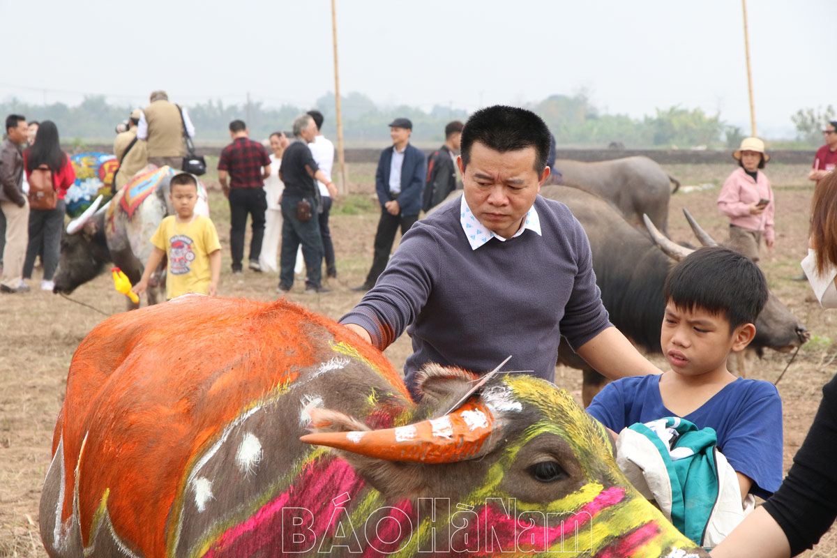 Hội thi vẽ trang trí trâu năm 2024 thu hút nhiều họa sỹ các tỉnh thành phố tham gia